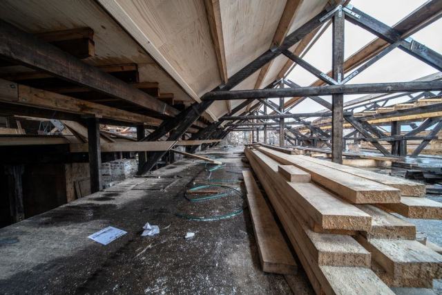 Poutres et solives d'une charpente en bois vues depuis un comble